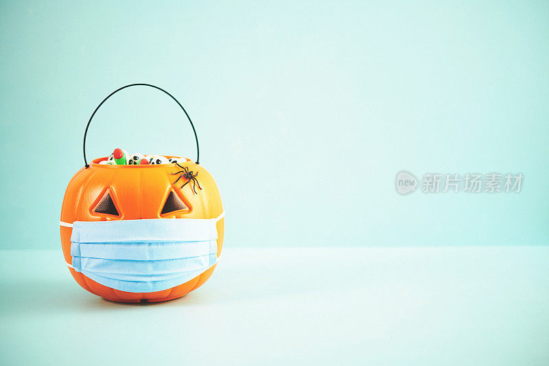 万圣节戴面具的Jack O' Lantern Bucket